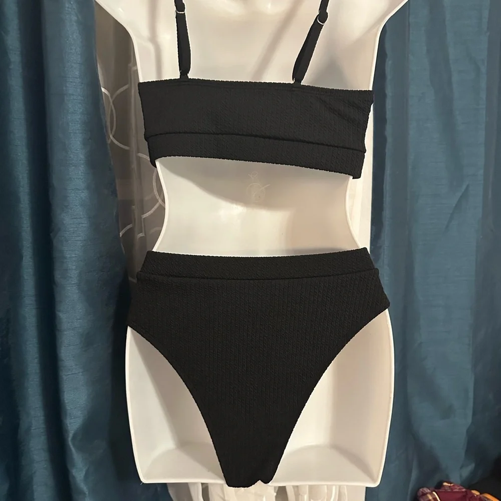 Sleek Black Bikini Set with Sporty Crop Top - Picture 2 of 5